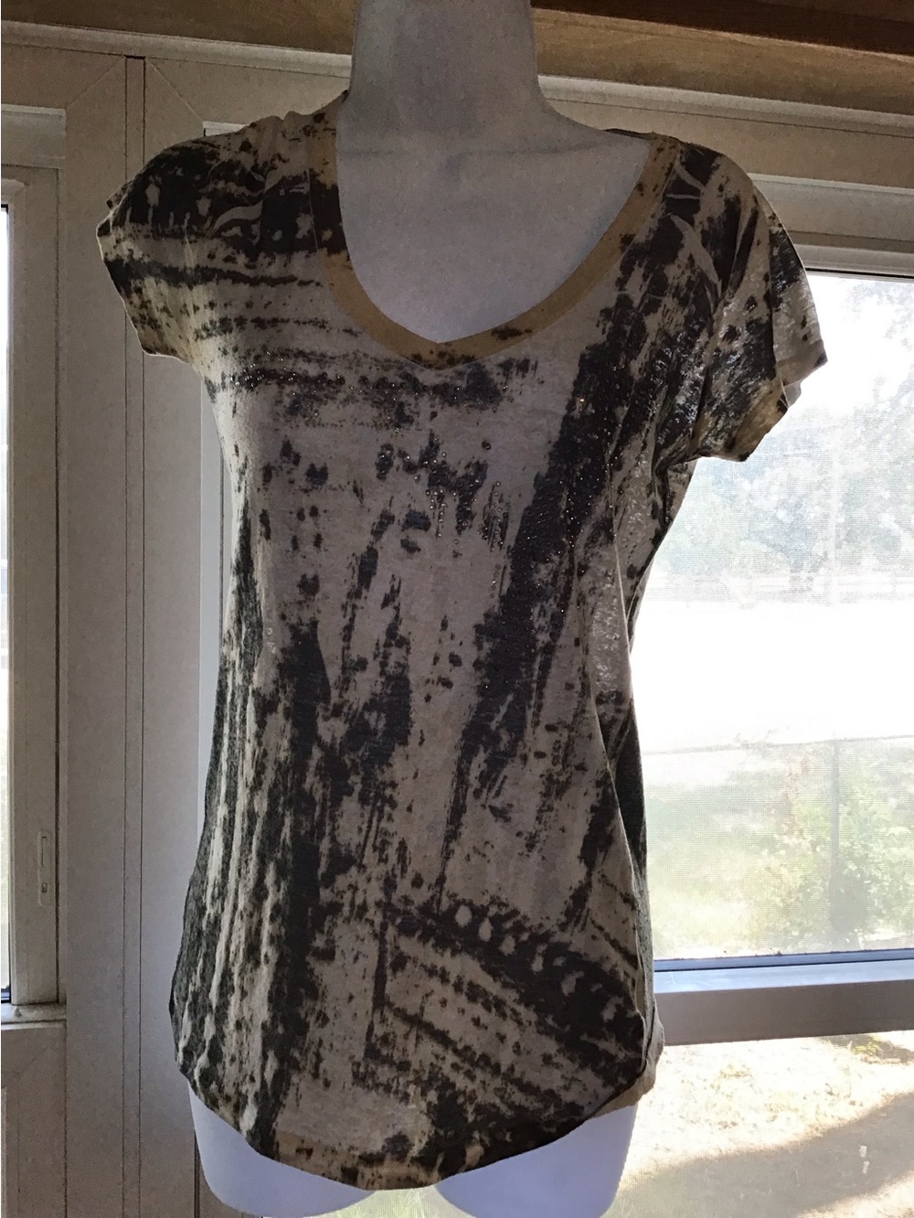 Women's Short Sleeve V-Neck Tie-Dye Top in Beige and Black